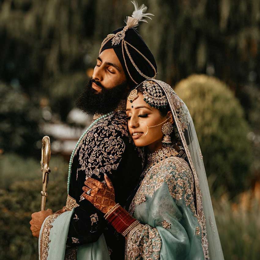 Indian wedding couple posing for pictures | Photo 211920